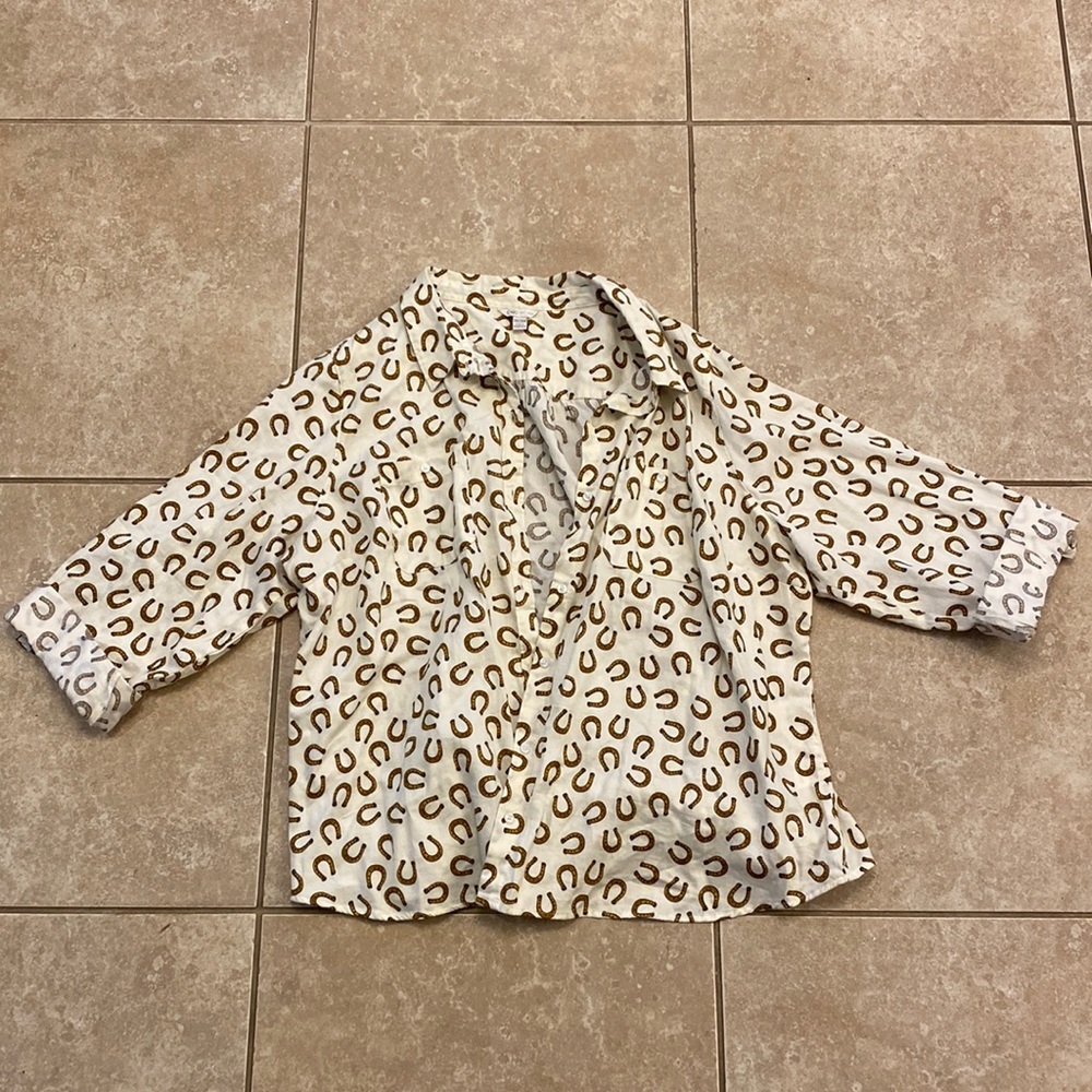 LIKE NEW- Cato horseshoe button up top. Only wore once.